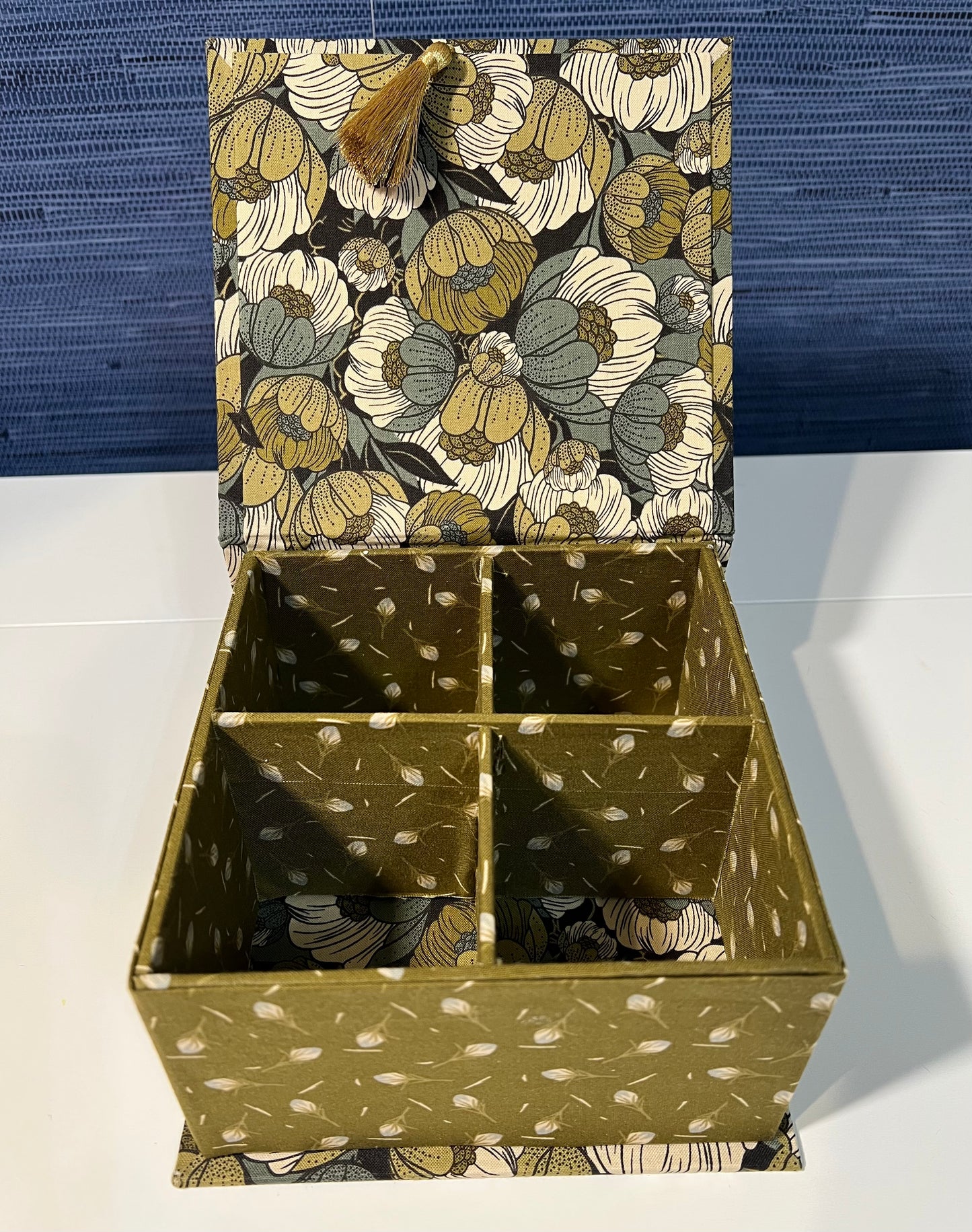 Medium Hinged Lidded Box w/Dividers - Black & Gold