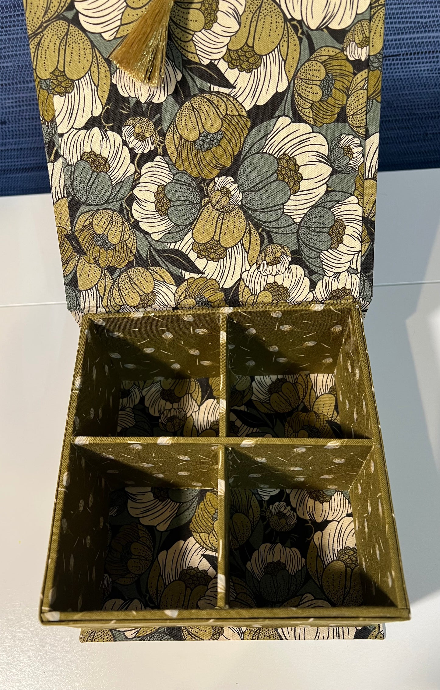 Medium Hinged Lidded Box w/Dividers - Black & Gold